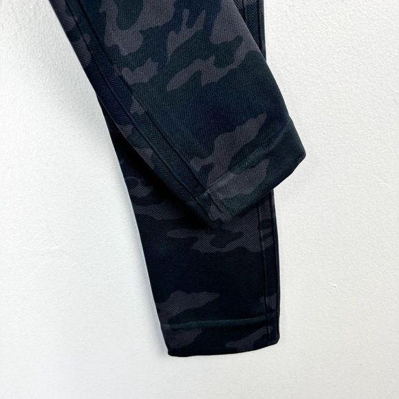 NWT SPANX Look At Me Now Black Camo Leggings Sz M - Picture 10 of 10